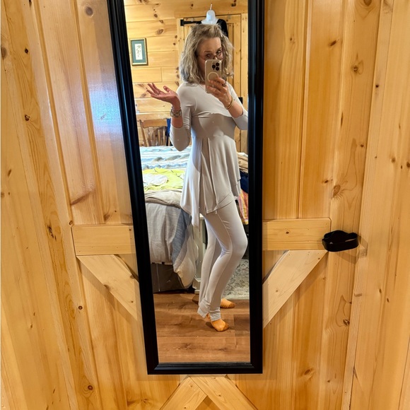 2 pc Sympli Dove Gray soft stretchy  comfort set, size 6& 8 (fit large though!) - Picture 3 of 10